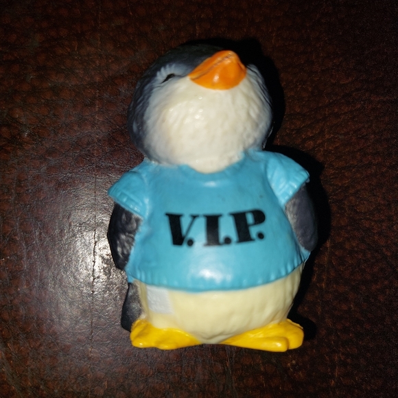 Vintage Hallmark Shirt Tales Penguin VIP Pin Back Lapel Hat Pin VTG GUC - Picture 5 of 8